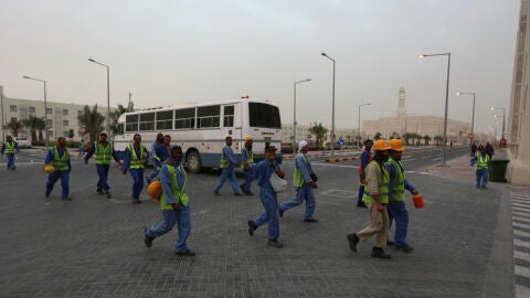 Obreros se dirigen a las obras del Mundial de Catar