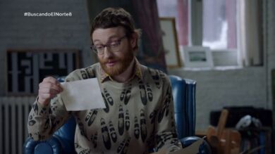 Salva le enseña a Carol una foto de los padres