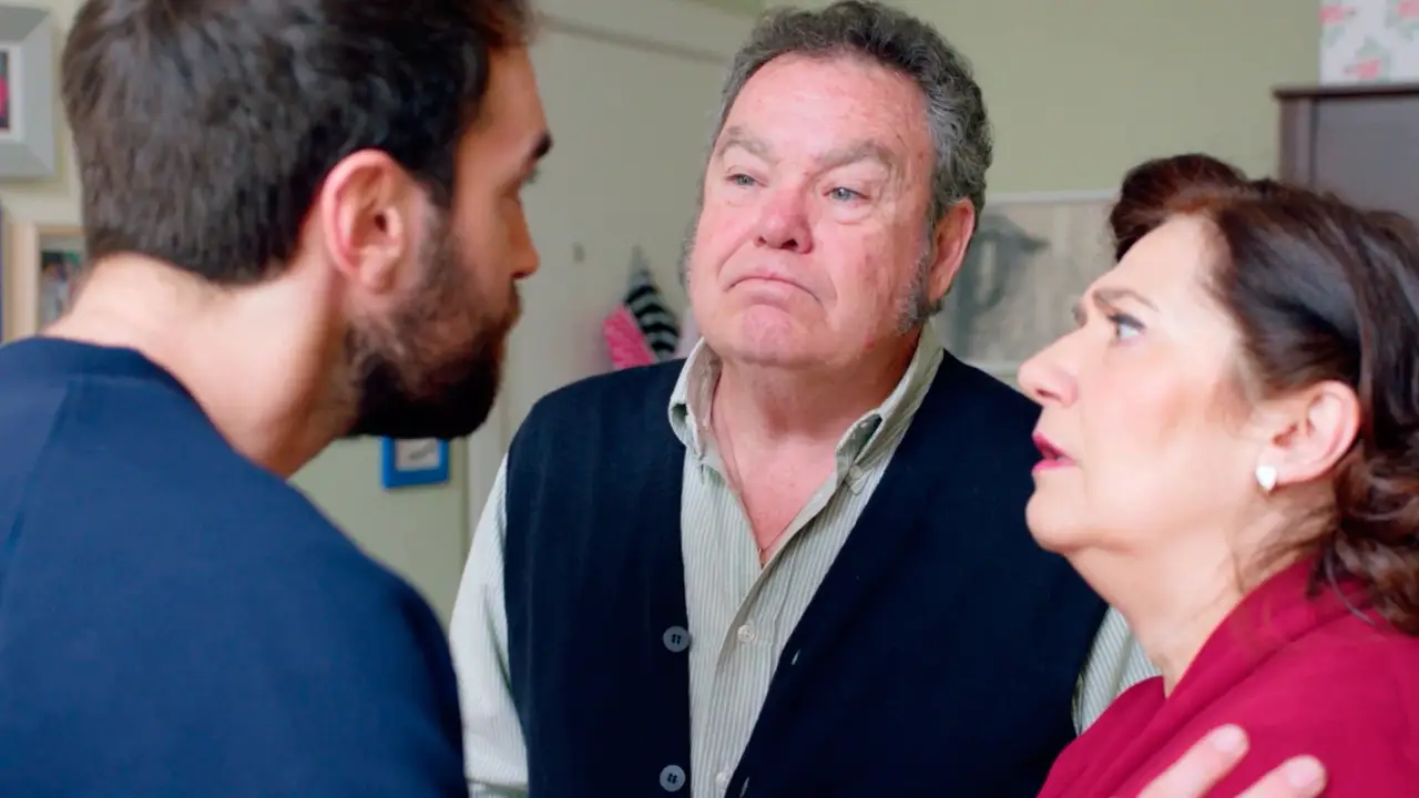 Iñaki les pide a Maritxu y Antonio fingir ser sus padres para conseguir la anulidad