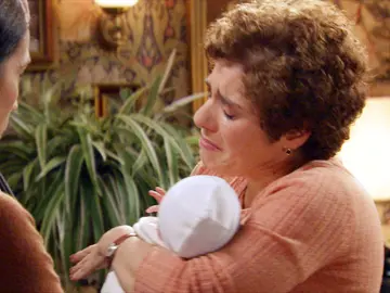 Benigna a punto de entregar al bebé moisés Benigna a punto de entregar al bebé moisés