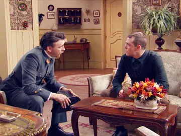 Tomás recibe un informe del perito del Cuerpo Tomás recibe un informe del perito del Cuerpo