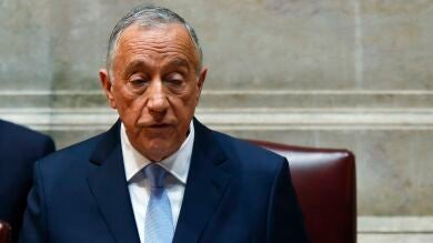 Marcelo Rebelo de Sousa, presidente de Portugal ayuda a rescatar a dos bañistas en el Algarve 