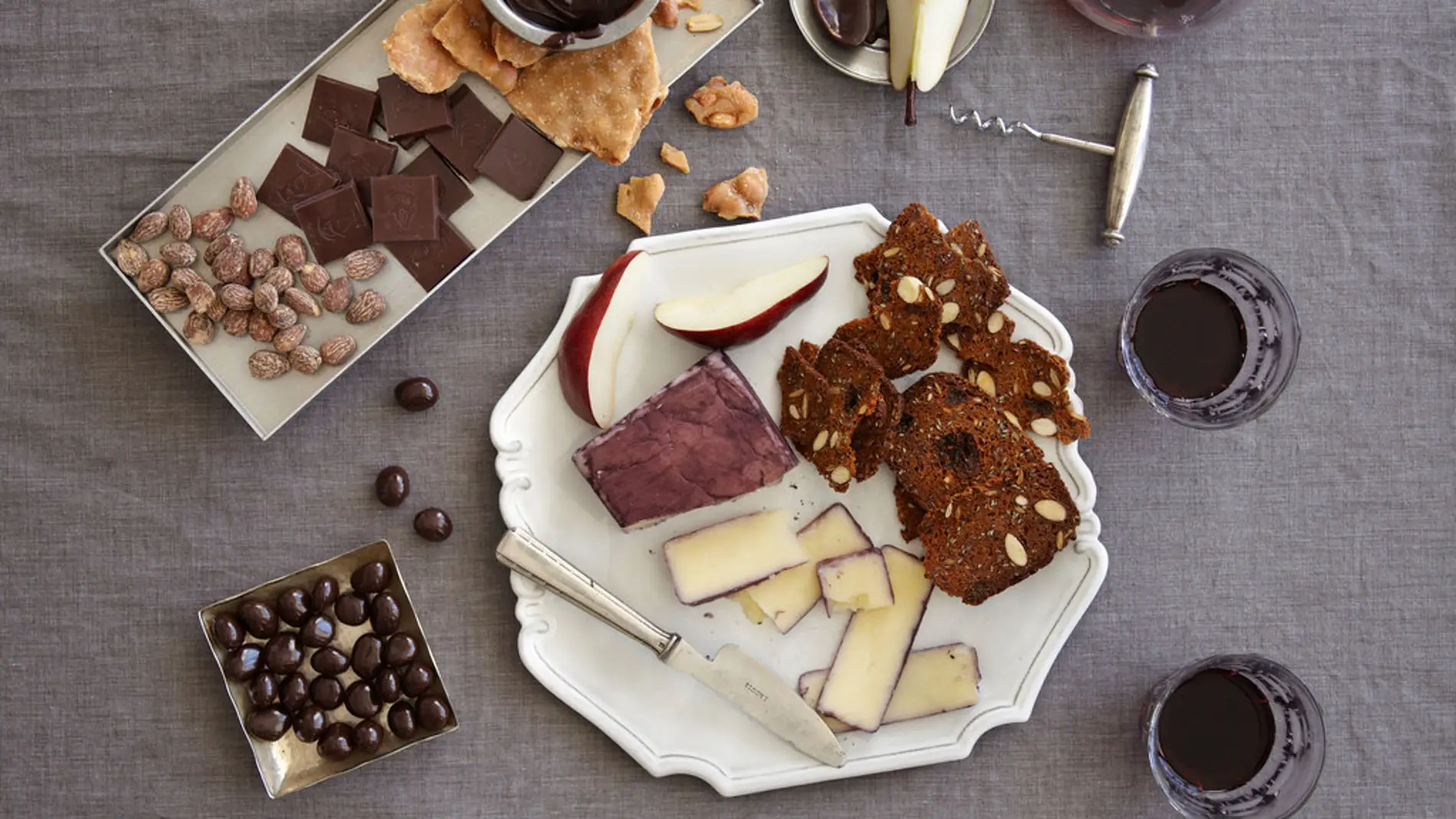 Chocolate, queso y vino: una trilogía defendible.