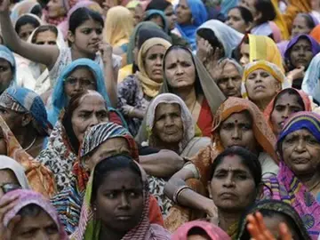Concentración de un grupo de mujeres en India Concentración de un grupo de mujeres en India