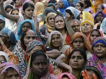 Concentración de un grupo de mujeres en India Concentración de un grupo de mujeres en India