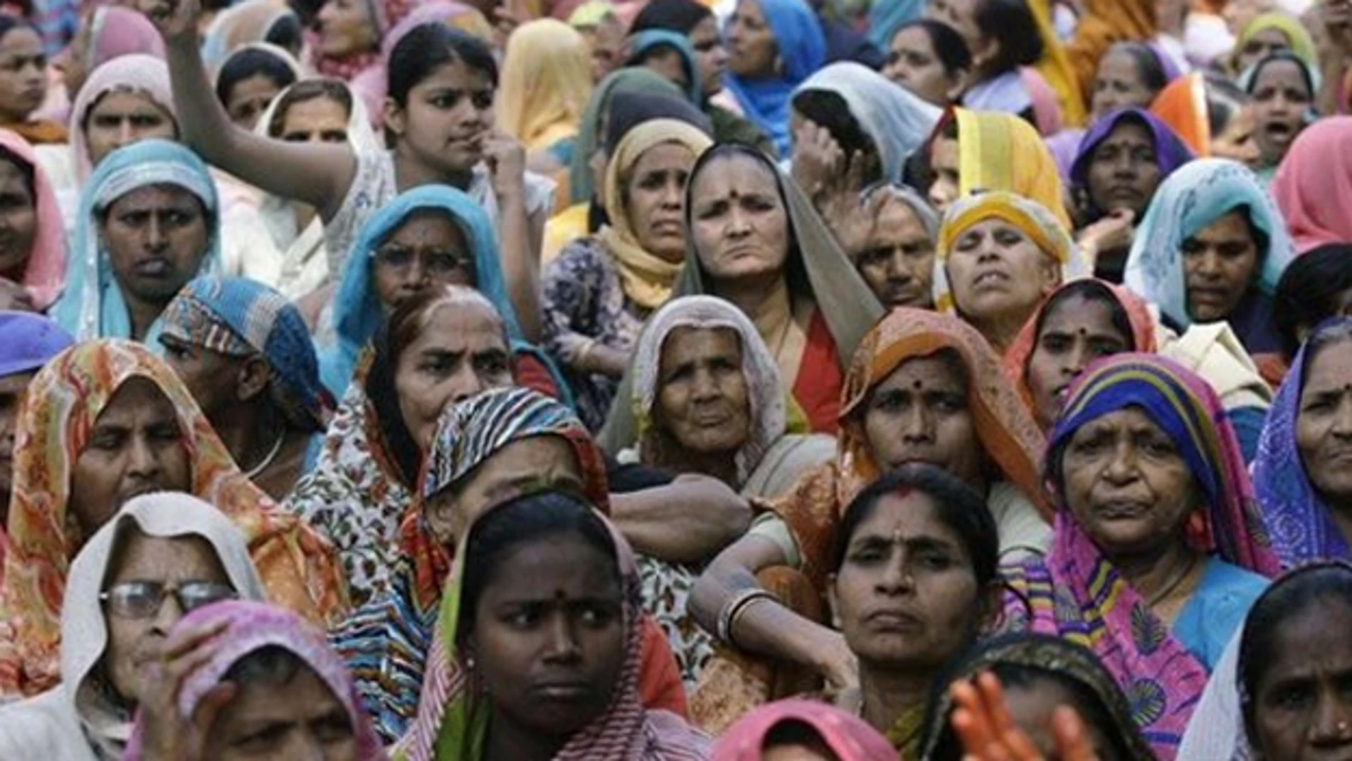 Concentración de un grupo de mujeres en India Concentración de un grupo de mujeres en India