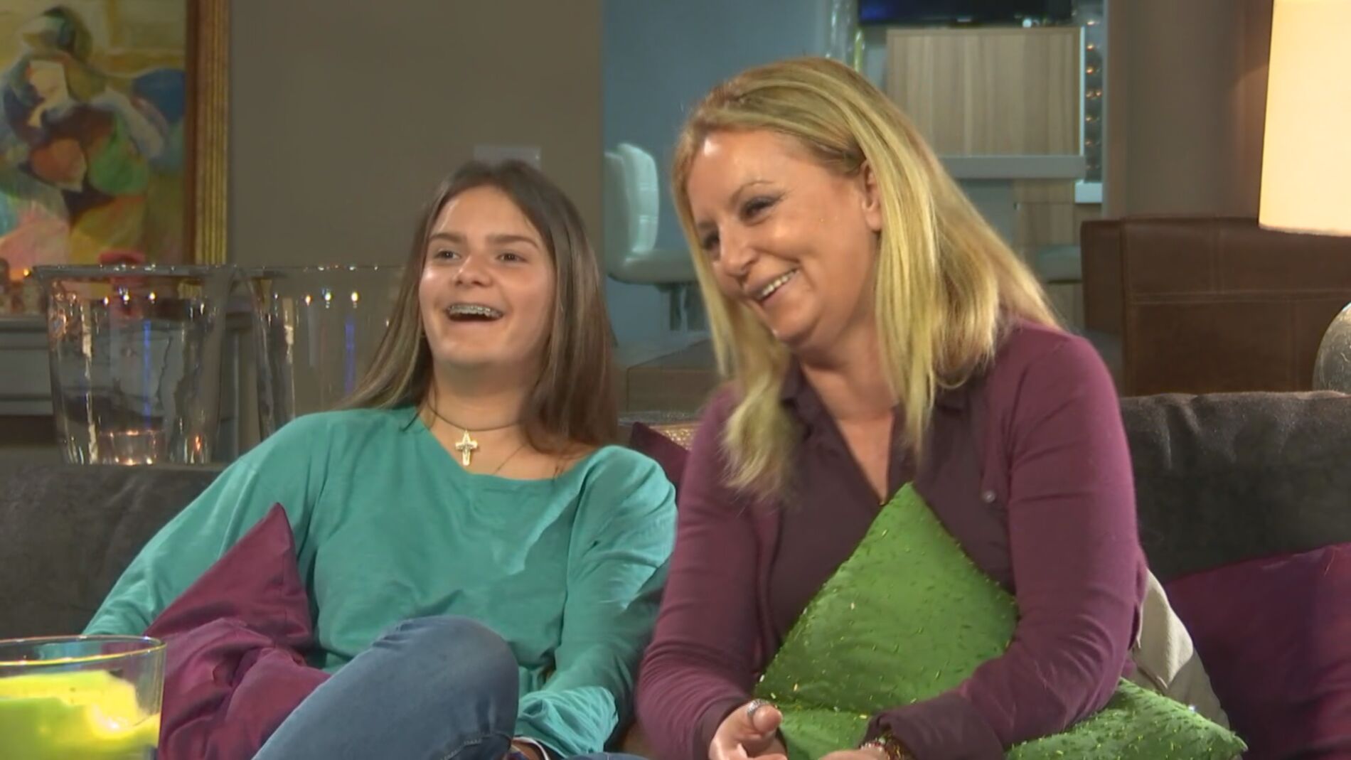 Paqui y Mar&iacute;a viendo el 'moj&oacute;n' de 'Ahora Caigo'
