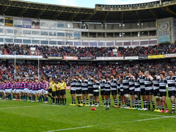 Los jugadores escuchan el himno español en el José Zorrilla antes de comenzar la final de Copa