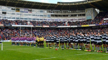 Los jugadores escuchan el himno español en el José Zorrilla antes de comenzar la final de Copa