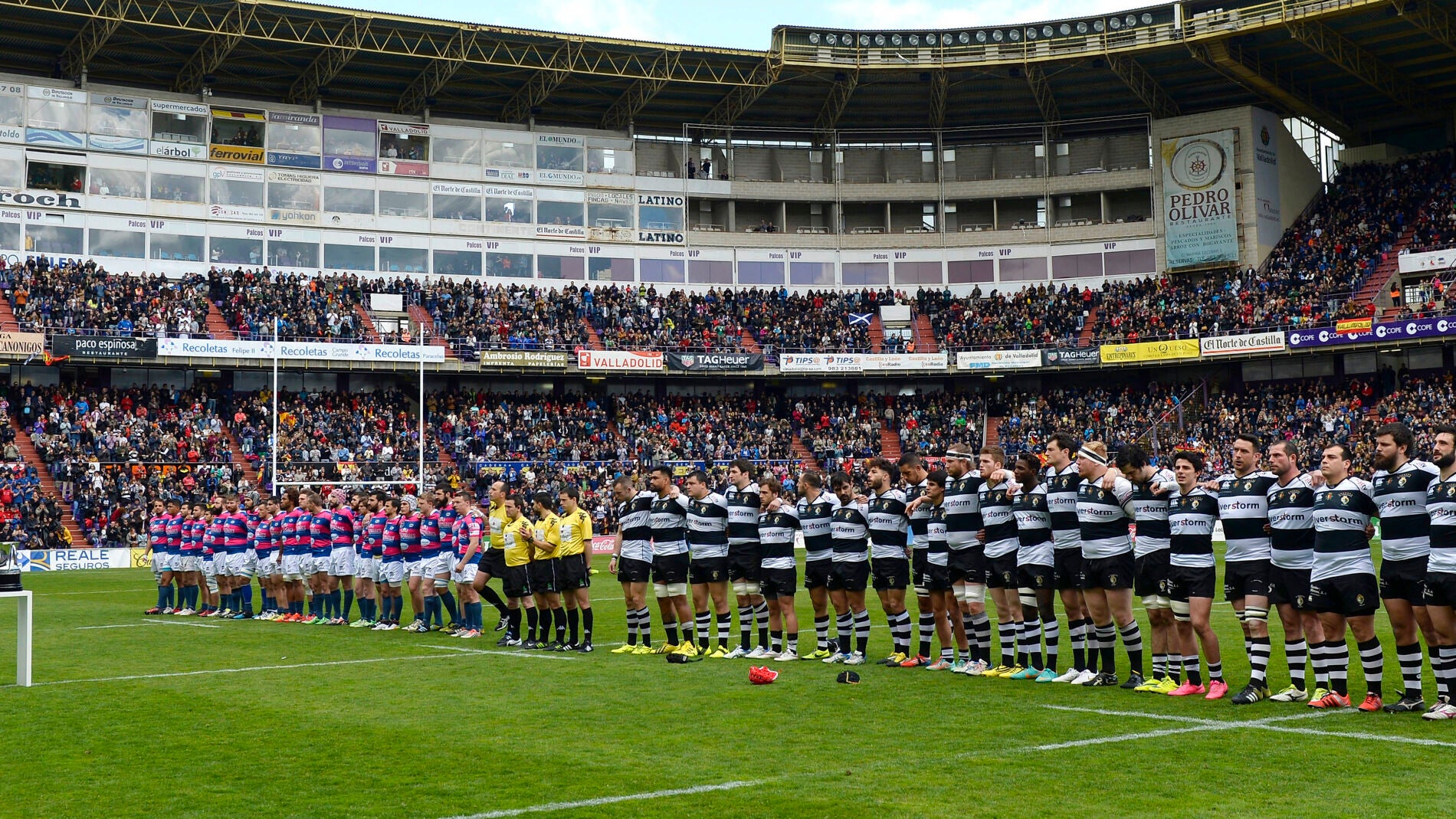 Los jugadores escuchan el himno espa&ntilde;ol en el Jos&eacute; Zorrilla antes de comenzar la final de Copa