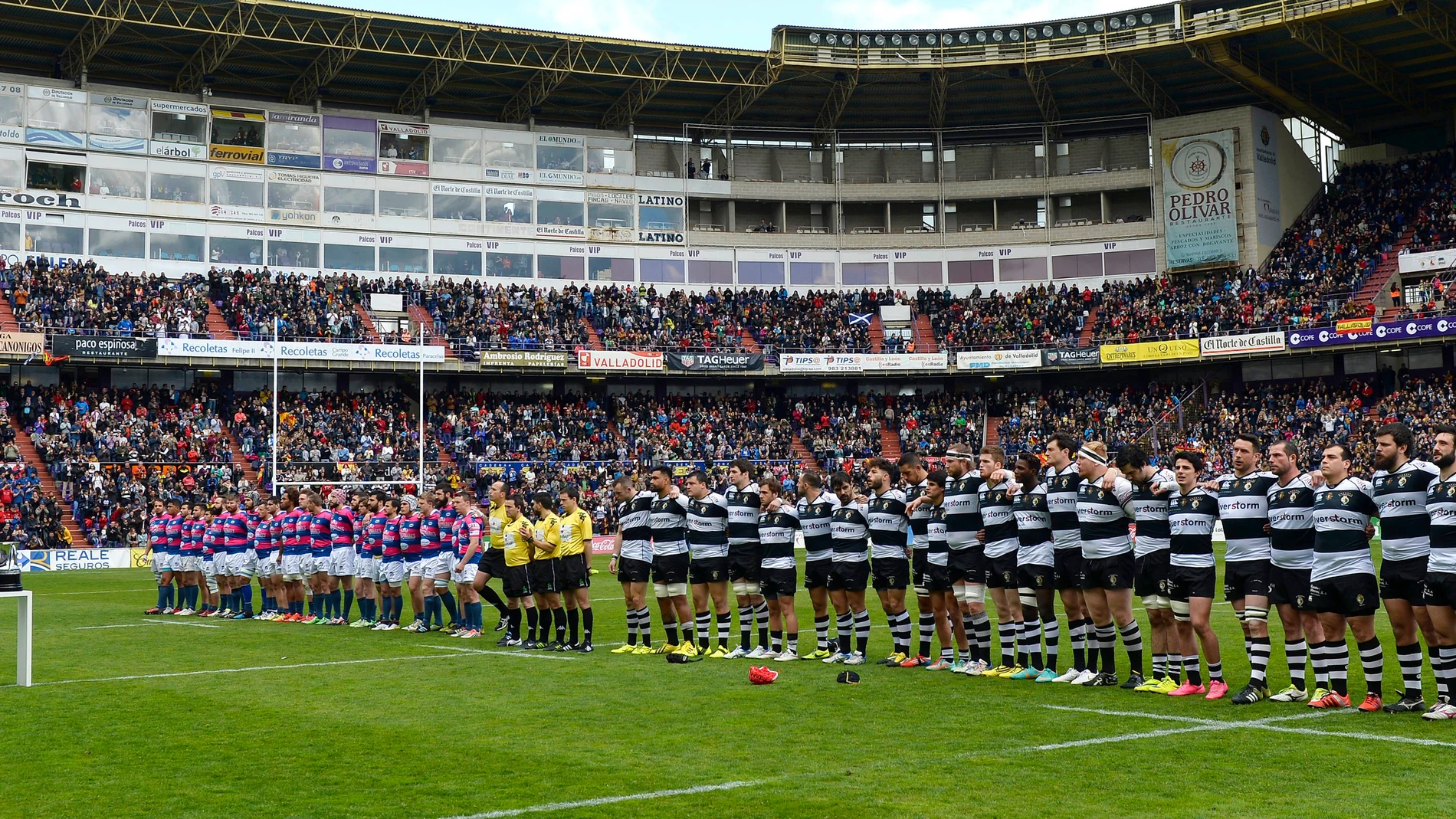 Los jugadores escuchan el himno español en el José Zorrilla antes de comenzar la final de Copa Los jugadores escuchan el himno español en el José Zorrilla antes de comenzar la final de Copa