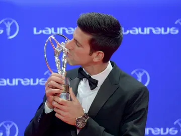 Novak Djokovic besa su premio Laureus Novak Djokovic besa su premio Laureus
