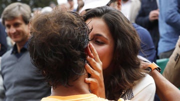 La novia de Nadal le da un beso en la boca