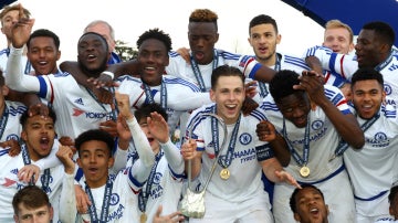 Los jugadores del Chelsea celebran su victoria en la Youth League