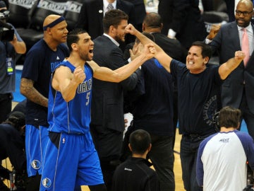 Mejri y Mark Cuban celebran el triunfo de los Mavericks en Oklahoma