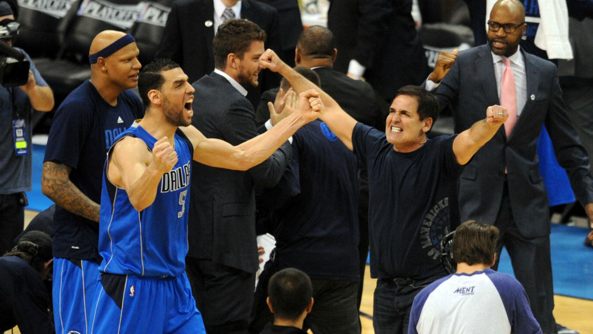 Mejri y Mark Cuban celebran el triunfo de los Mavericks en Oklahoma
