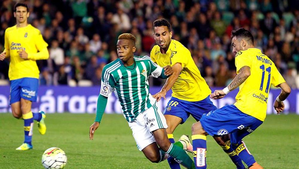 Musonda se lleva el balón ante la defensa de varios jugadores de Las Palmas
