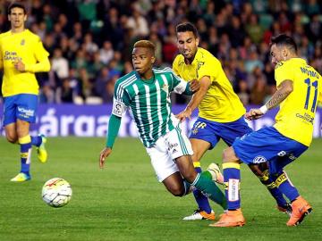 Musonda se lleva el balón ante la defensa de varios jugadores de Las Palmas