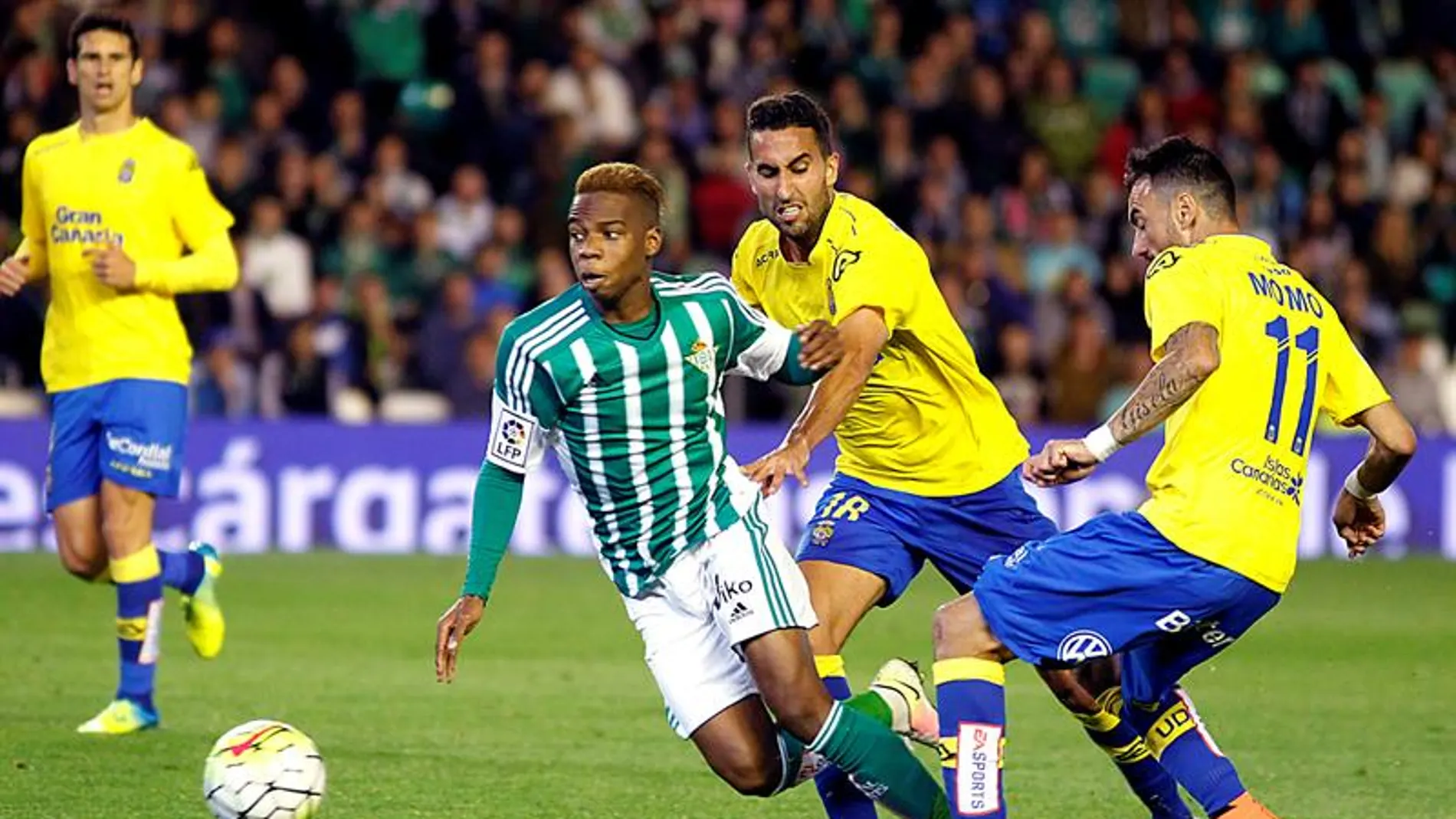 Musonda se lleva el balón ante la defensa de varios jugadores de Las Palmas Musonda se lleva el balón ante la defensa de varios jugadores de Las Palmas