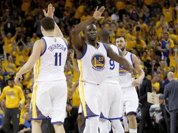 Klay Thompson y Draymond Green celebran la victoria contra los Rockets Klay Thompson y Draymond Green celebran la victoria contra los Rockets