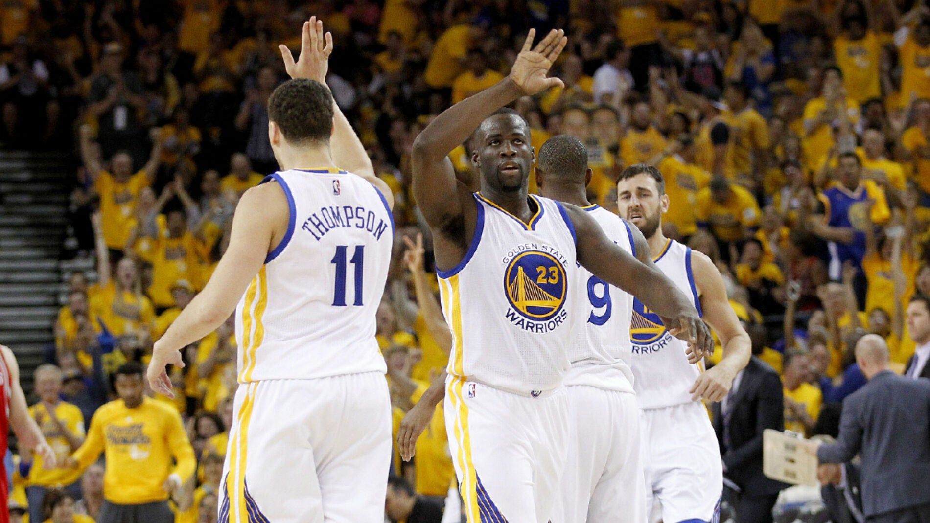 Klay Thompson y Draymond Green celebran la victoria contra los Rockets