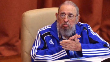 Fidel Castro en la clausura del VII Congreso del Partido Comunista Cubano 