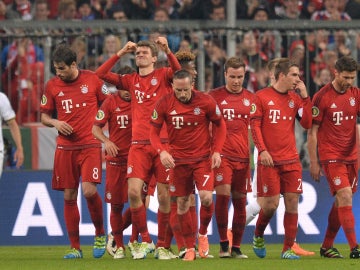 Los jugadores del Bayern celebran un gol de Muller