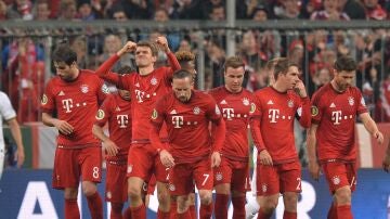 Los jugadores del Bayern celebran un gol de Muller