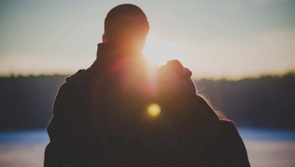 Un pareja disfruta de una puesta de sol