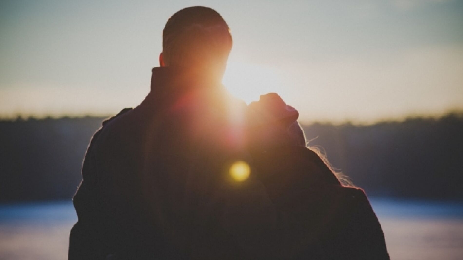 Un pareja disfruta de una puesta de sol