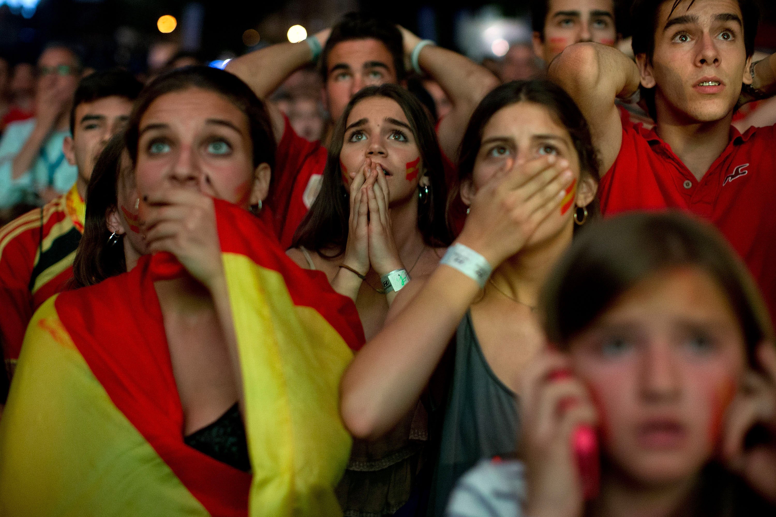 Spain lost. Болельщицы сборной Испании. Болельщики сборной Испании. Испанские футбольные болельщики. Испания футбол болельщики.