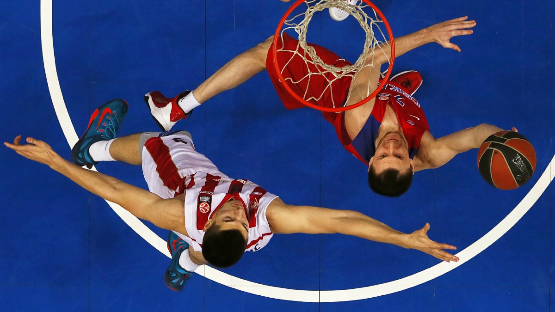 Fridzon entra a canasta ante la defensa de Mitrovic