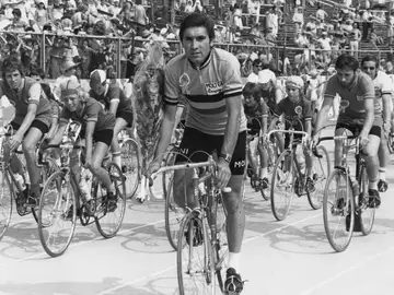 EDDY MERCKX (1946): Cinco Tours (1969, 1970, 1971, 1972 y 1974), cinco Giro de Italia (1968, 1970, 1972, 1973 y 1974) y una Vuelta a España (1973) EDDY MERCKX (1946): Cinco Tours (1969, 1970, 1971, 1972 y 1974), cinco Giro de Italia (1968, 1970, 1972, 1973 y 1974) y una Vuelta a España (1973)
