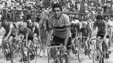 EDDY MERCKX (1946): Cinco Tours (1969, 1970, 1971, 1972 y 1974), cinco Giro de Italia (1968, 1970, 1972, 1973 y 1974) y una Vuelta a España (1973)