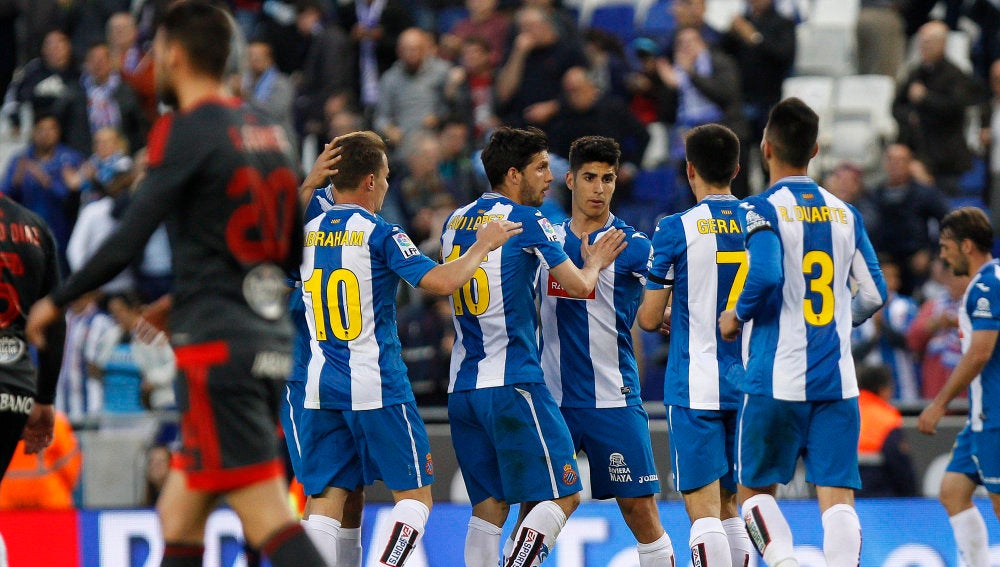 Los jugadores del Espanyol celebran el gol de Asensio