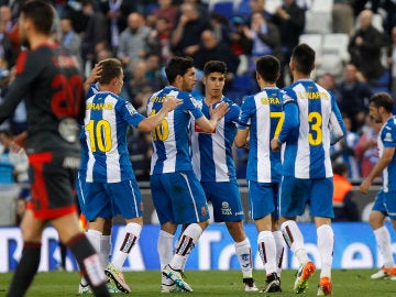 Los jugadores del Espanyol celebran el gol de Asensio