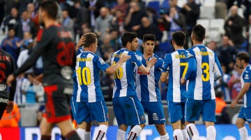 Los jugadores del Espanyol celebran el gol de Asensio