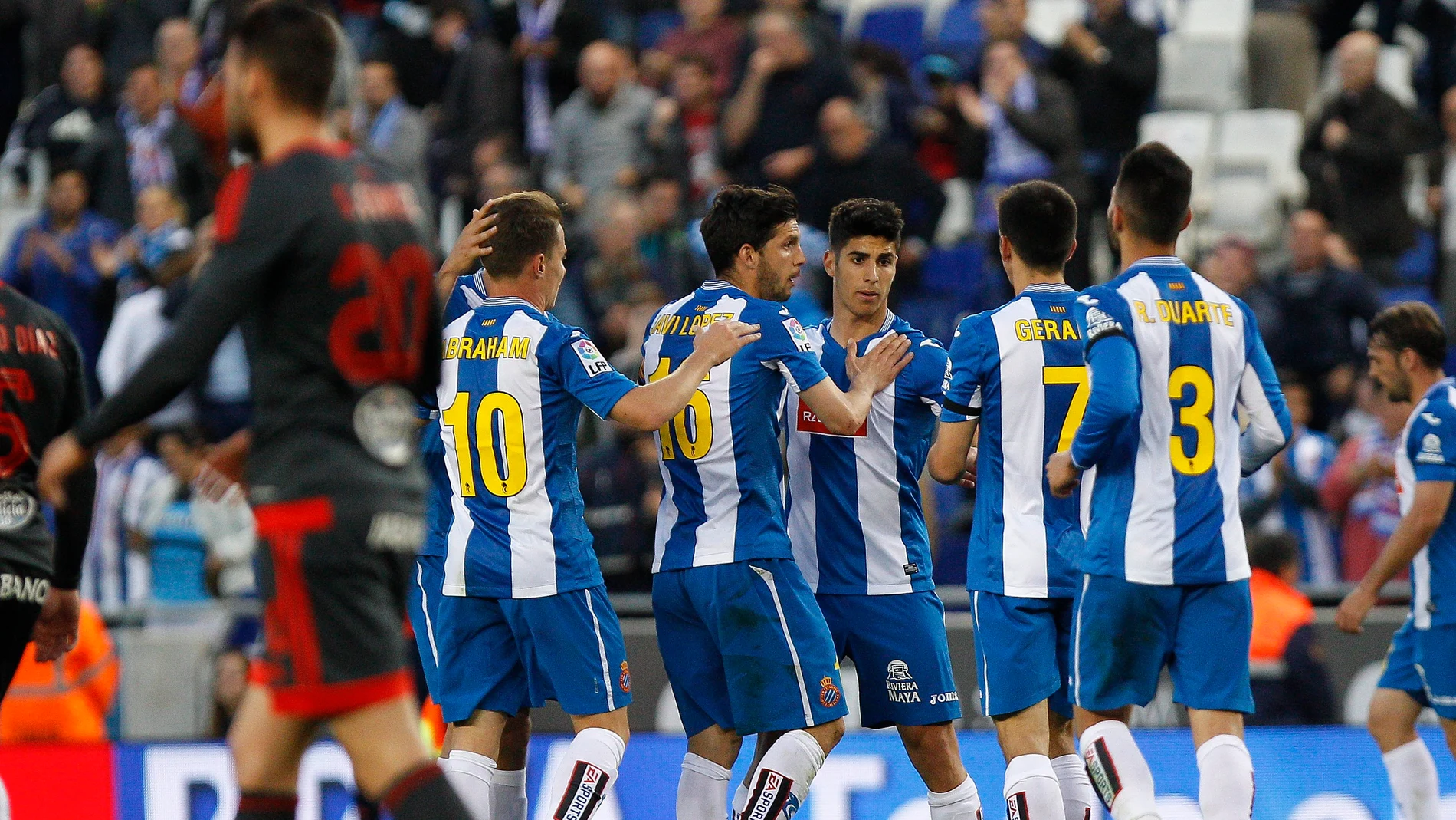 Los jugadores del Espanyol celebran el gol de Asensio Los jugadores del Espanyol celebran el gol de Asensio