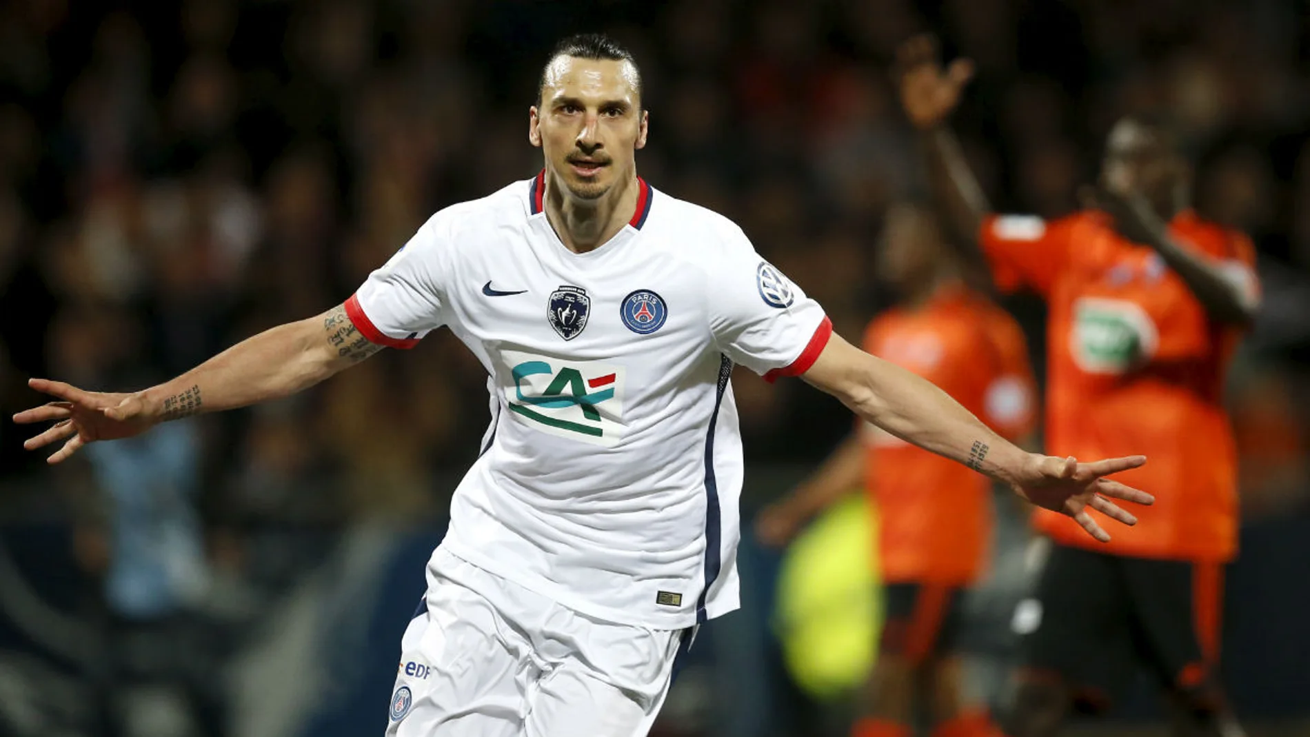 Ibrahimovic celebrando su vital gol ante el Lorient Ibrahimovic celebrando su vital gol ante el Lorient