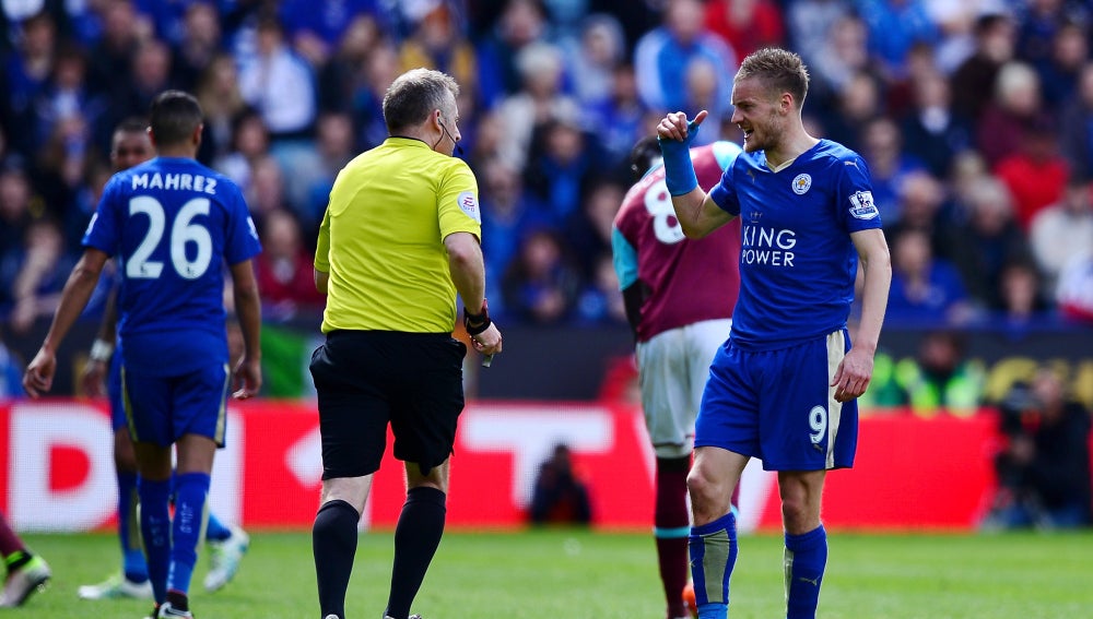 Jamie Vardy protestando al árbitro tras su expulsión