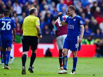 Jamie Vardy protestando al árbitro tras su expulsión Jamie Vardy protestando al árbitro tras su expulsión