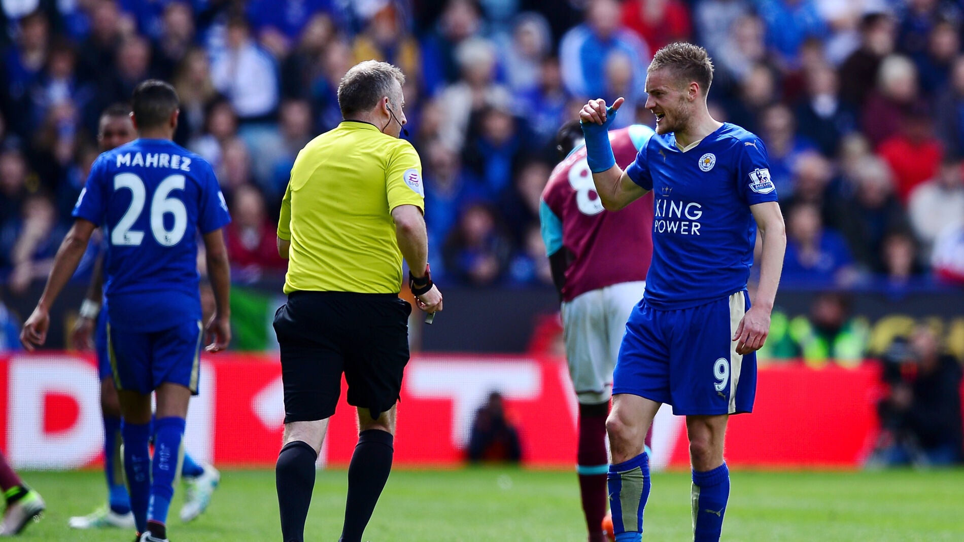 Jamie Vardy protestando al &aacute;rbitro tras su expulsi&oacute;n