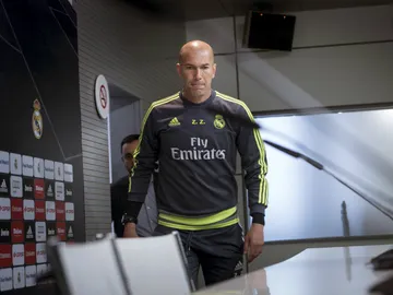 Zinedine Zidane, antes de responder a las preguntas de los periodistas Zinedine Zidane, antes de responder a las preguntas de los periodistas
