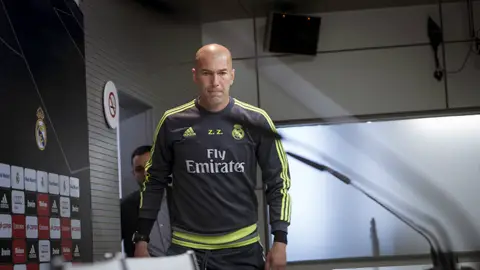 Zinedine Zidane, antes de responder a las preguntas de los periodistas Zinedine Zidane, antes de responder a las preguntas de los periodistas