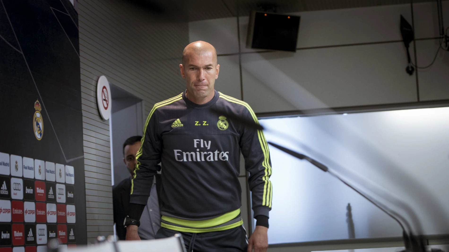 Zinedine Zidane, antes de responder a las preguntas de los periodistas Zinedine Zidane, antes de responder a las preguntas de los periodistas