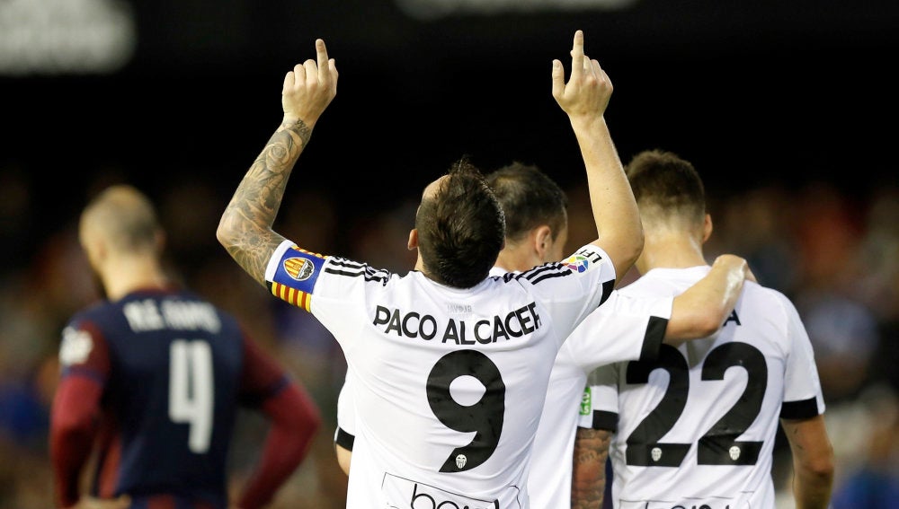 Paco Alcácer celebra uno de sus goles