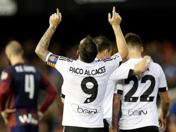 Paco Alcácer celebra uno de sus goles