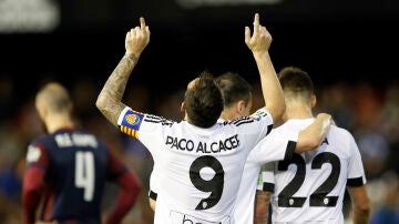 Paco Alcácer celebra uno de sus goles