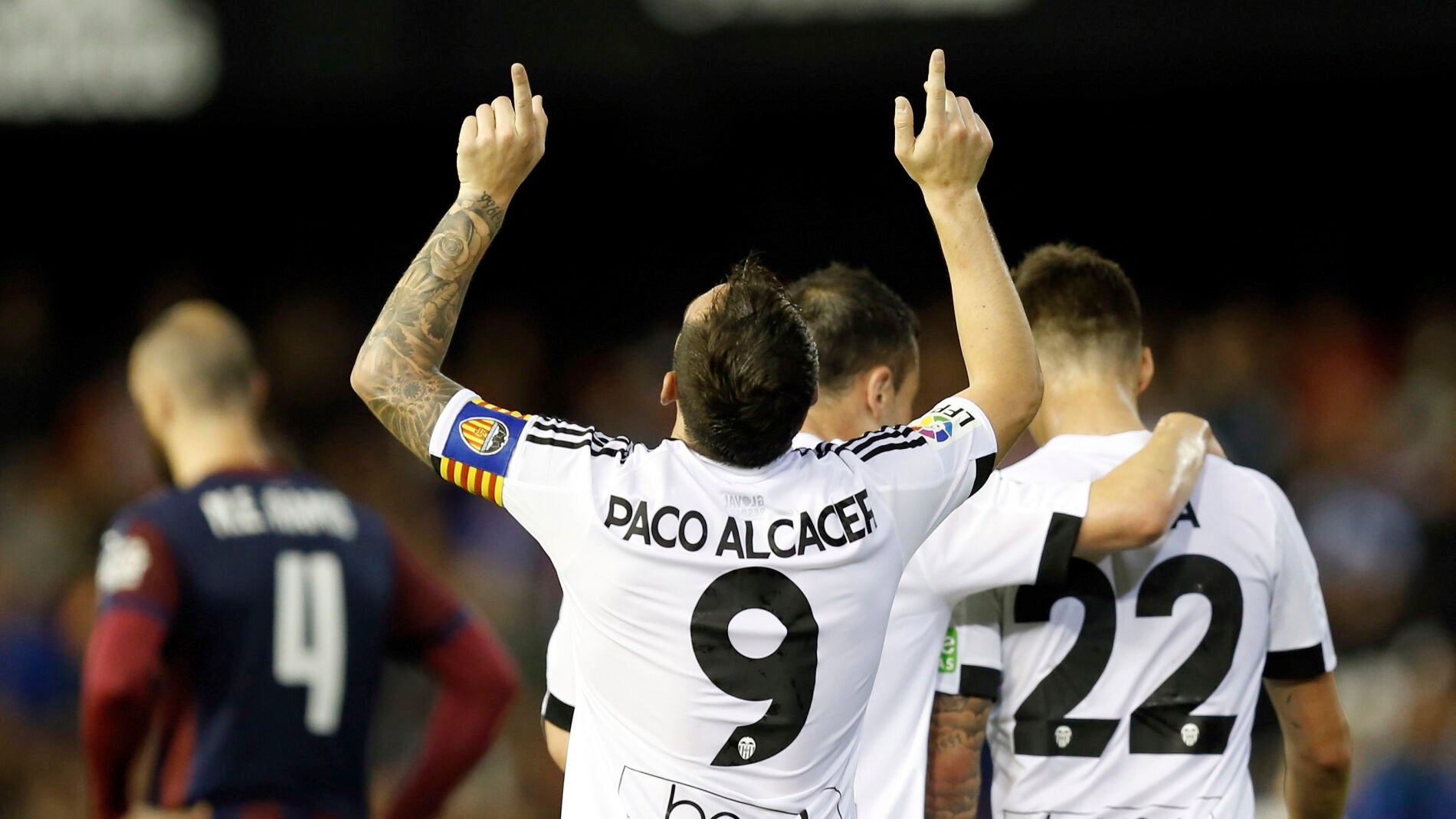 Paco Alc&aacute;cer celebra uno de sus goles