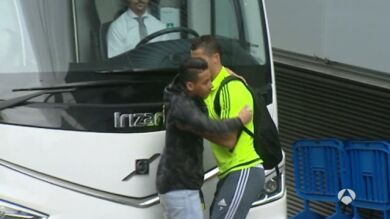 Un espontáneo se abalanza sobre Cristiano Ronaldo y le abraza antes de subir al autobús